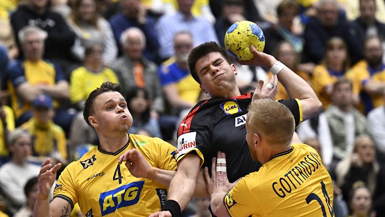 Sportlich gab es kaum etwas Positives: Renars Uscins (M) aus Deutschland rackert gegen die Schweden Emil Mellegard (l) und Jim Gottfridsson.