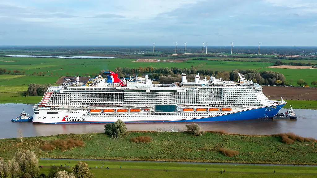 Das-neue-Kreuzfahrtschiff-der-Papenburger-Meyer-Werft-Carnival-Jubilee-wird-ueber-die-Ems-zur-Nordsee-ueberfuehrt