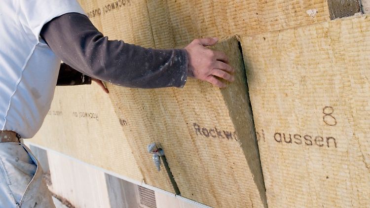 Für die Dämmung einer Fassade gibt es unterschiedliche Optionen - Steinwollplatten sind eine davon.