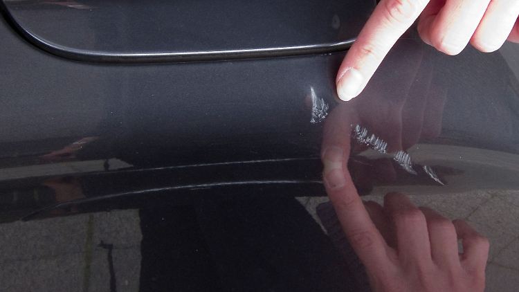 Ohne entsprechende Versicherung bleibt man auf Vandalismusschäden am Auto sitzen - es sei denn, man kann den Täter belangen.