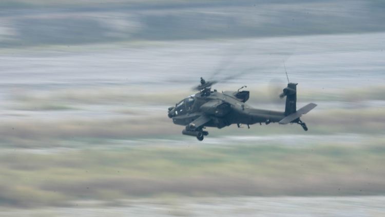 Ein US-Apache-Hubschrauber bei einer Übung.