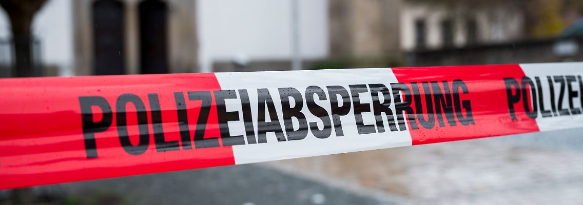 Ein Polizeiabsperrband vor einem Kinder- und Jugendhilfezentrum in Wunsiedel.