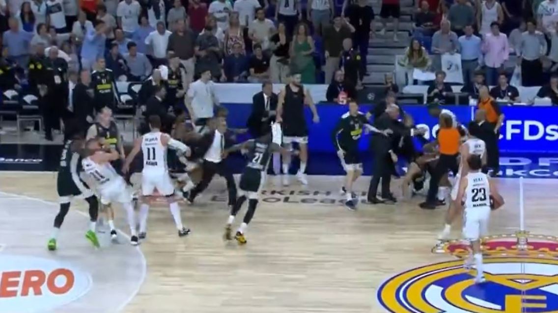 SchlägereiBasketball.JPG