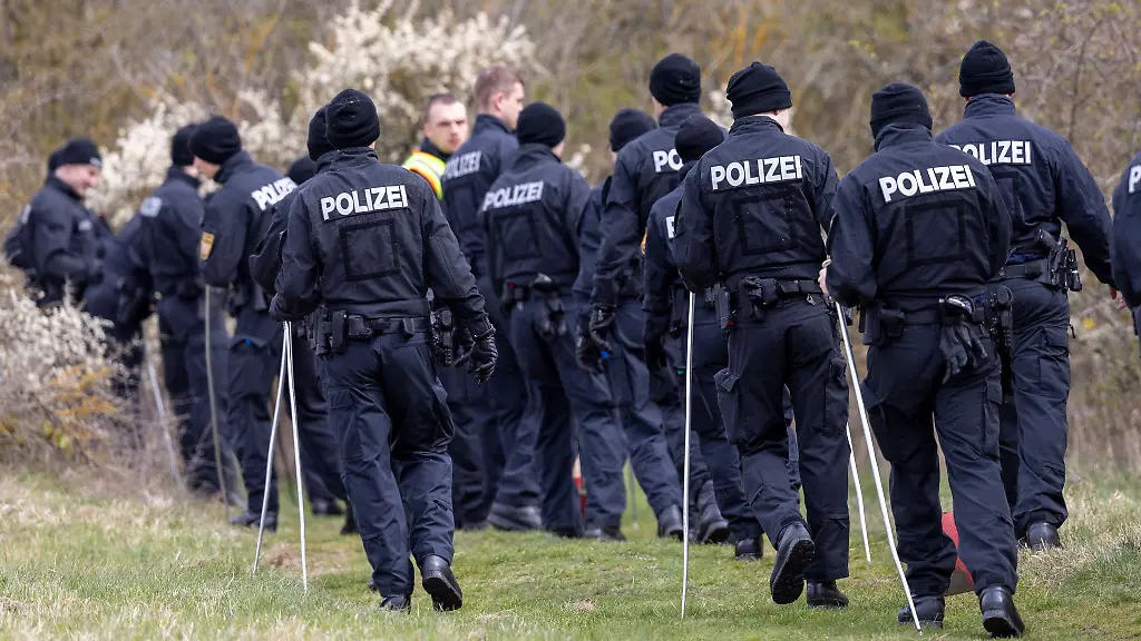 Polizisten-formieren-sich-um-nach-tatrelevanten-Gegenstaenden-eines-Toetungsdelikts-aus-dem-Jahr-1999-zu-suchen