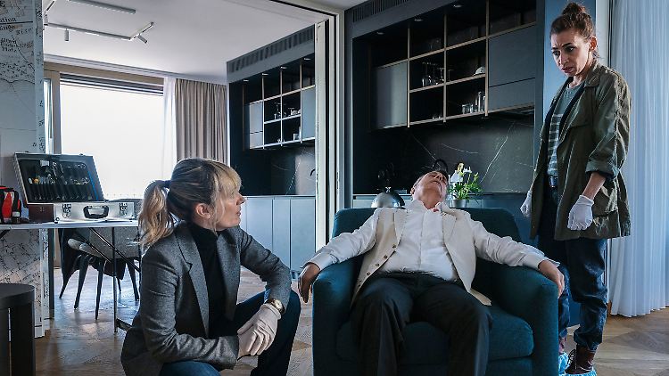 Die Züricher Kommissarinnen Grandjean (Anna Pieri Zuercher, l.) und Ott (Carol Schuler) untersuchen den Mord am Moderator einer Charity-Gala.