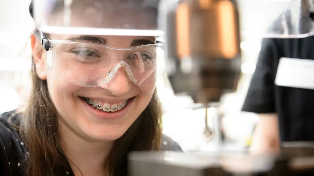 Die-Schuelerin-Louisa-Schock-bedient-am-Girl-s-Day-in-der-Schulungswerkstatt-der-Firma-Kaercher-eine-Fraese