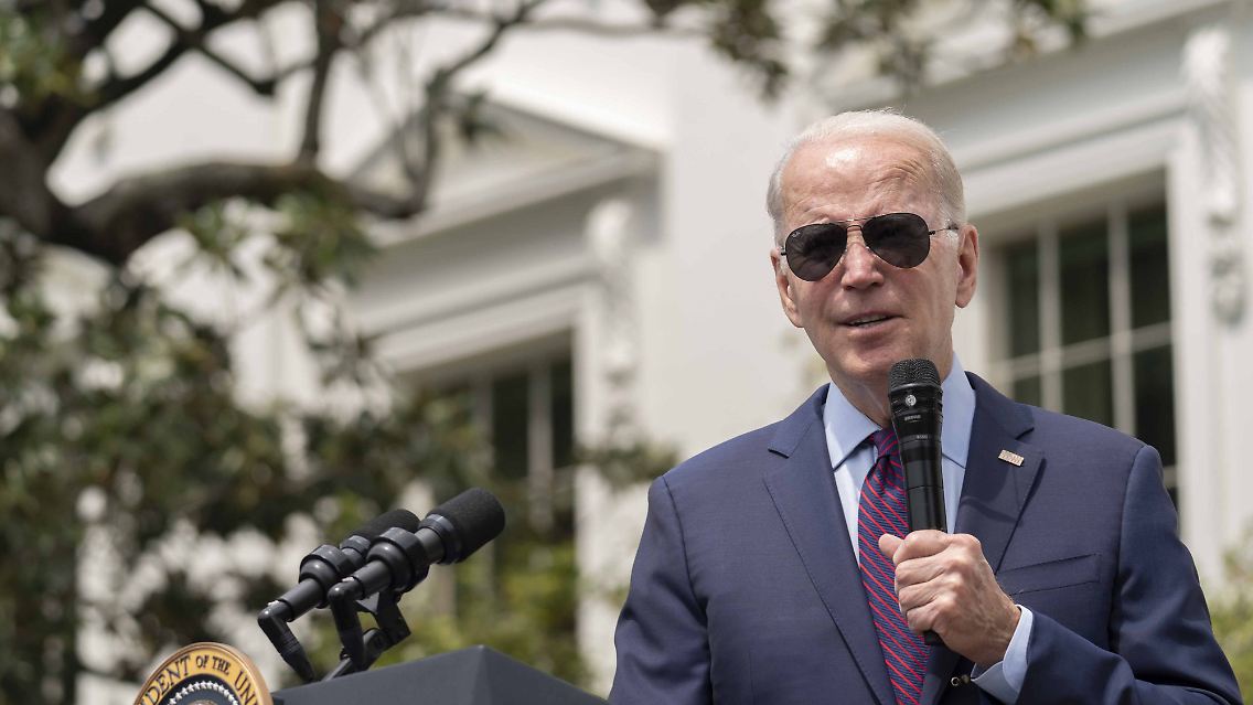 Biden sagte noch, er respektiere es, wenn Menschen einen kritischen Blick auf sein Alter richteten. Er habe dies selbst getan, bevor er sich zu einer erneuten Kandidatur entschlossen habe.