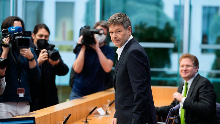 Robert Habeck mit seinem Staatssekretär Patrick Graichen (r.) in der Bundespressekonferenz.