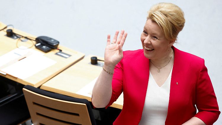 Baumeisterin der Koalition mit der CDU: Schon einen Tag nach dem holprigen Start äußern SPD-Politiker Zweifel an der Führungsriege um Giffey. 