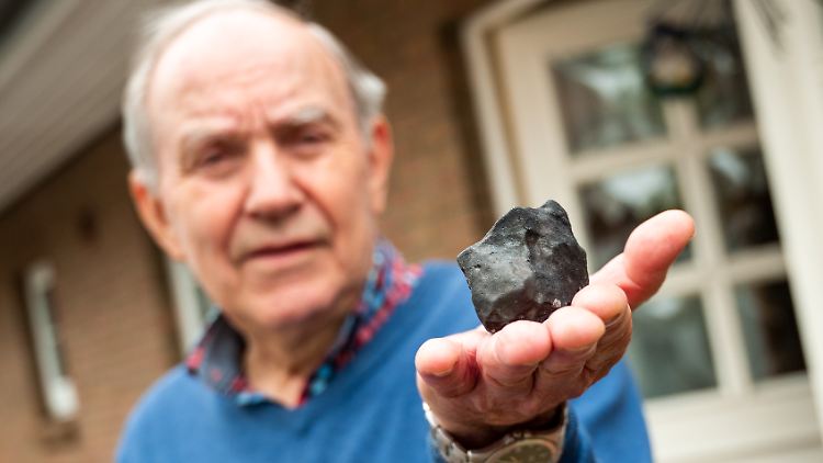 So sieht er aus, der Meteorit, der in Elmshorn ein Dach durchschlug.