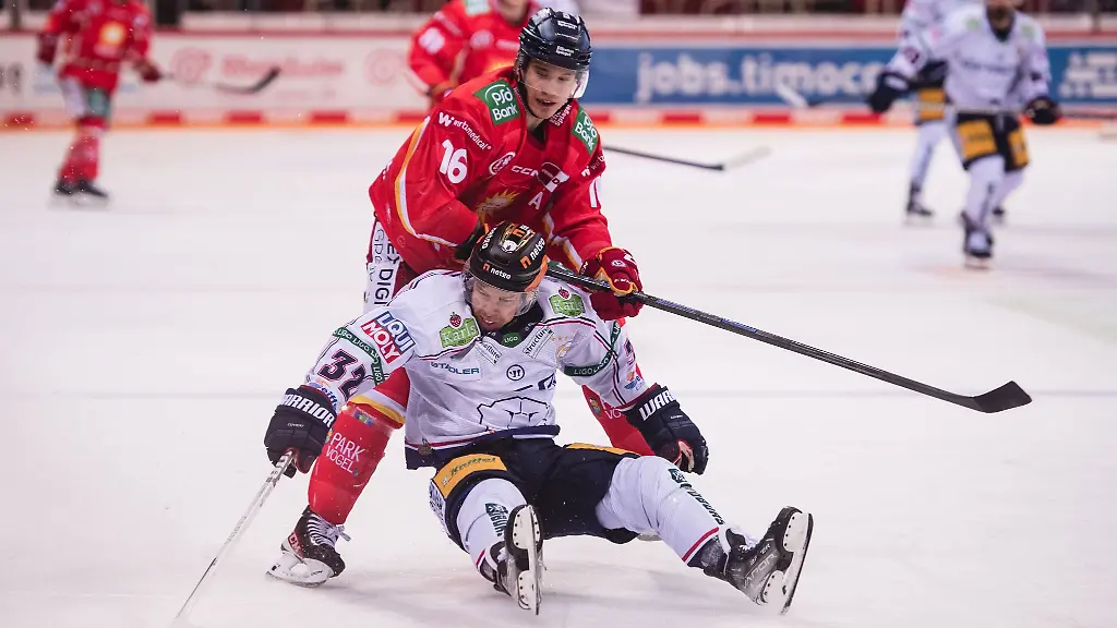 Duesseldorfs-Kyle-Cumiskey-l-und-Berlins-Kevin-Clark-kaempfen-um-den-Puck