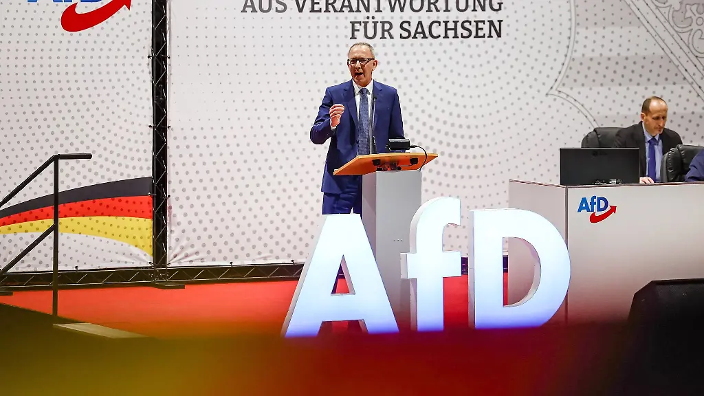 Joerg-Urban-AfD-saechsischer-Landesvorsitzender-spricht-in-seiner-Vorstellungsrede-zum-Spitzenkandidaten-auf-dem-Landesparteitag-der-AfD