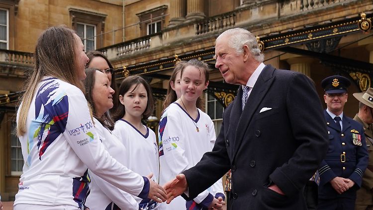 König Charles III. tritt stets volksnah auf.