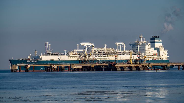 Unter anderem am LNG-Terminal in Wilhelmshaven ist RWE beteiligt.