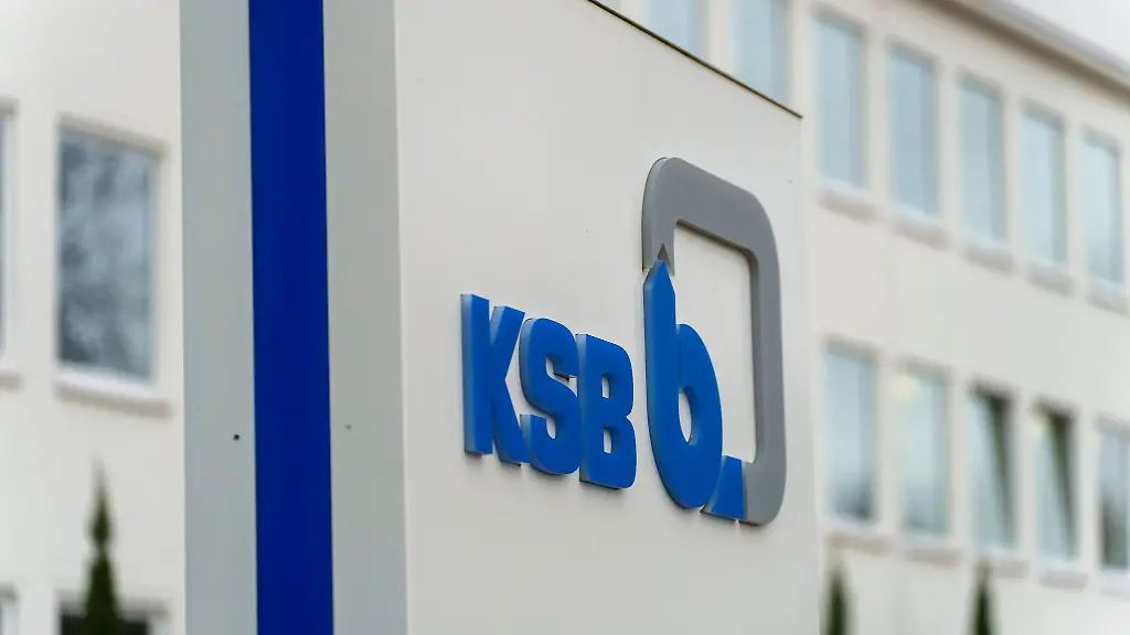 Das-Logo-von-KSB-ist-vor-dem-Hauptsitz-des-Unternehmens-zu-sehen