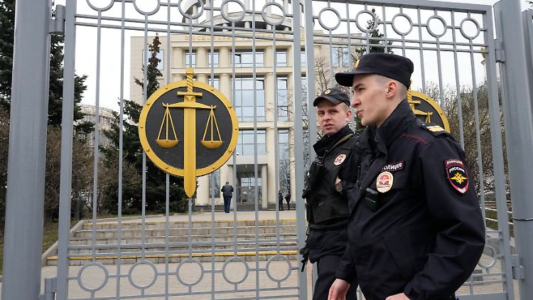 Moskauer Stadtgericht vor dem Urteilsspruch gegen Kremlkritiker Kara-Mursa. 
