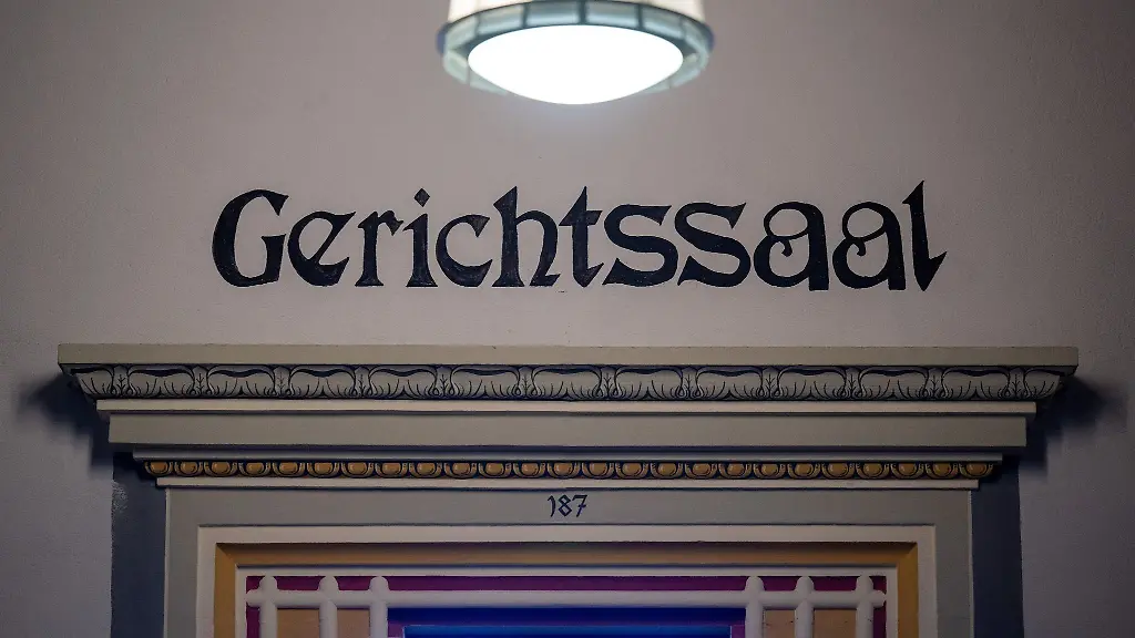 Blick-auf-einen-Gerichtssaal-im-Landgericht-in-Halle-Saale