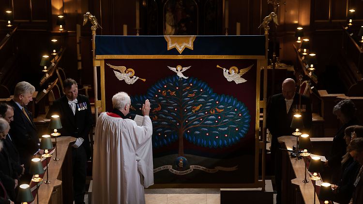 Der Salbungsschirm wird vor einer kleinen Gemeinde in der königlichen Kapelle im St. James's Palace in London gesegnet. 