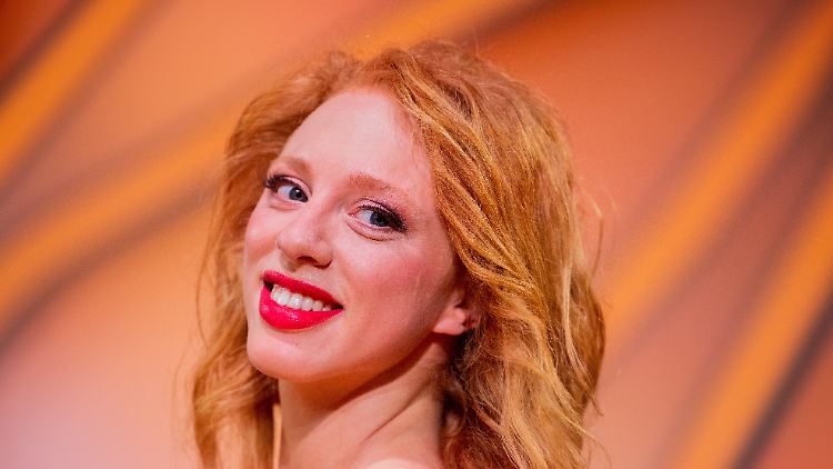 Bei "Let's Dance" zog Anna Ermakova bereits alle Aufmerksamkeit auf sich - und beweist in Cannes, dass sie das auch woanders kann.