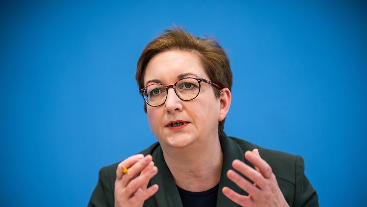 Bauministerin Geywitz fordert, dass Bürgerinnen und Bürger schnell an die Förderung kommen.