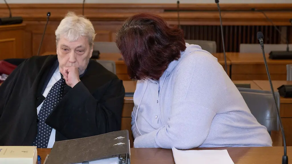 Die-fruehere-Leiterin-der-Asservatenkammer-der-Polizeidirektion-Leipzig-sitzt-im-Verhandlungssaal-des-Landgerichts-Leipzig-neben-ihrem-Verteidiger-Thomas-Morguet