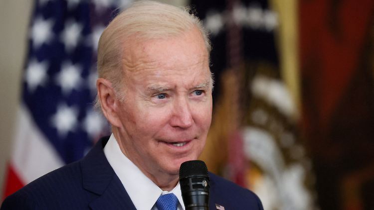 "Ich bin heute Abend hier, um Sie um Ihre Hilfe zu bitten, damit ich die Arbeit zu Ende bringen kann", sagte Biden zu seinen Gästen.