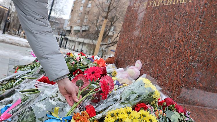 Schon nach dem Raketenangriff auf Dnipro legten Menschen in Moskau an dem Denkmal für eine ukrainische Künstlerin Blumen nieder.