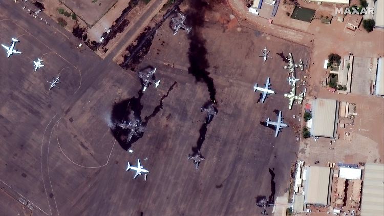 Das vor mehr als einer Woche aufgenommene Satellitenbild zeigt zerstörte Flugzeuge auf dem internationalen Flughafen von Khartum.