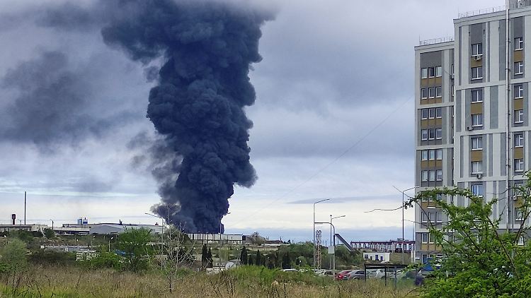 Rauchsäule über Sewastopol - dort ist die russische Schwarzmeerflotte stationiert.