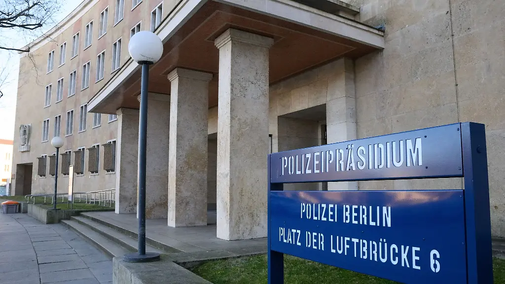 Der-Eingang-vom-Polizeipraesidium-am-Platz-der-Luftbruecke-in-Tempelhof