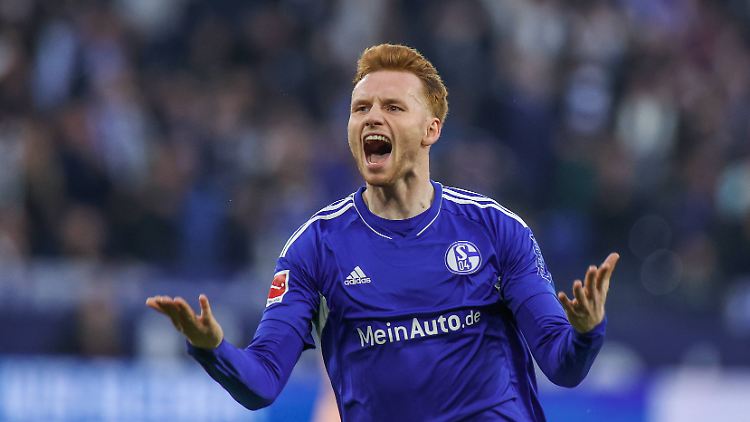 Der Schalker Sepp van den Berg leitete mit dem späten Ausgleichstreffer den Sieg der Königsblauen ein.