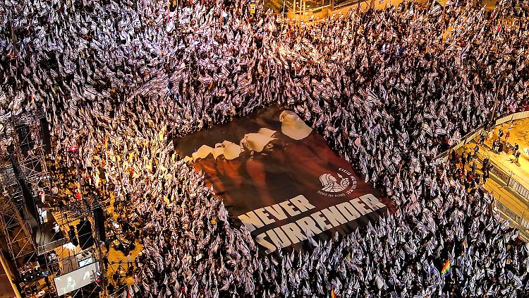 In Tel Aviv schwenkten Demonstranten die blau-weißen israelischen Flaggen.