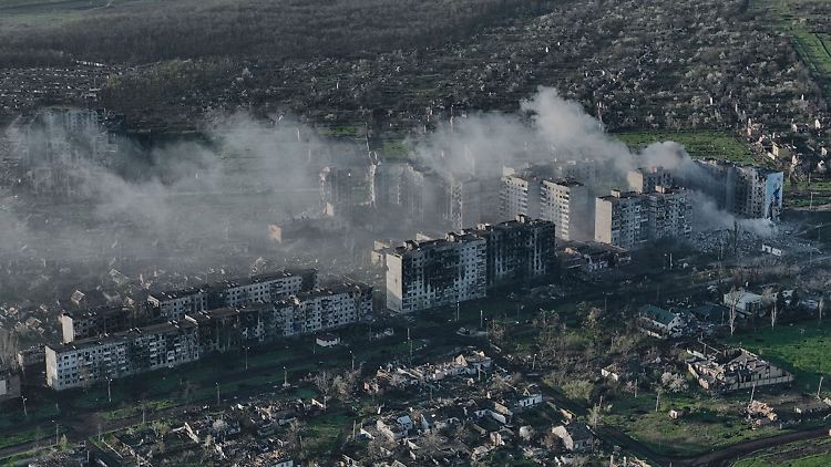 Rauch steigt über umkämpften Wohnblocks in Bachmut auf.