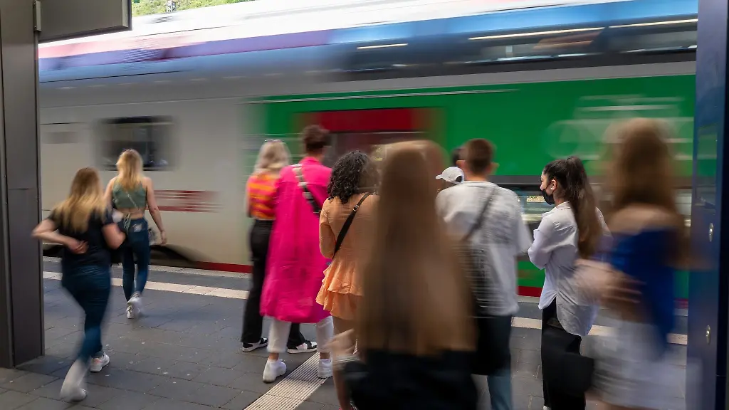Menschen-gehen-am-Bahnsteig-des-Bahnhofs-Cochem-zur-einlaufenden-Regionalbahn
