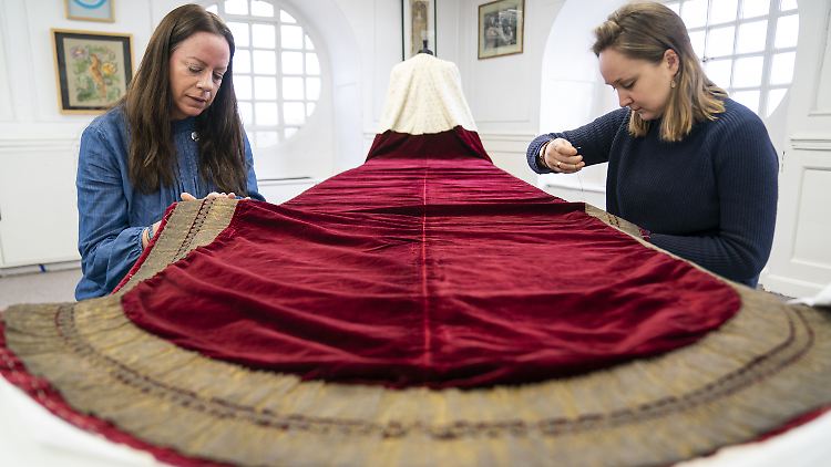 Traditionell wird das Königspaar zu der Krönung zwei unterschiedliche Gewänder tragen.