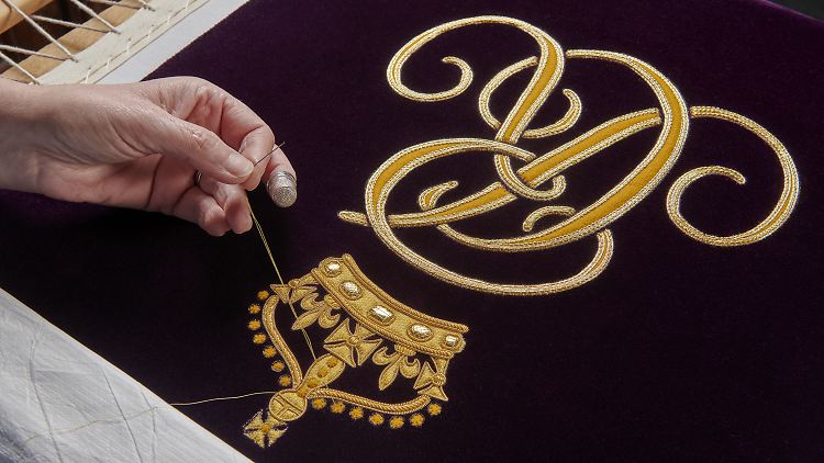 Die Roben des Königspaares werden per Hand bestickt.
