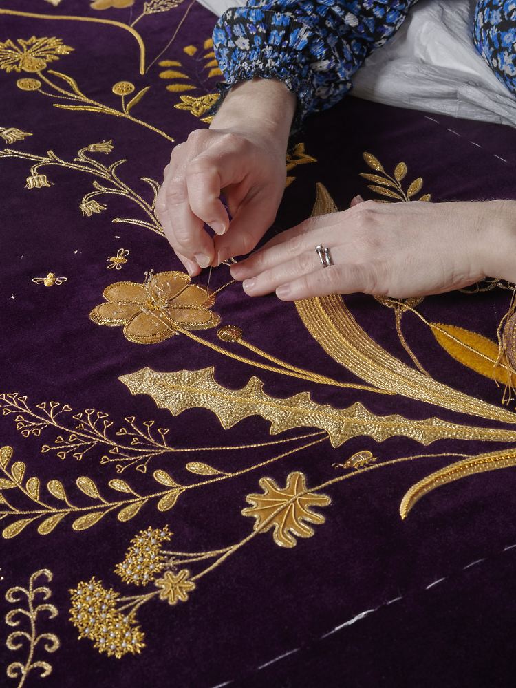 Auf Camillas Robe prangen neben Rittersporn auch Maiglöckchen, Rose, Distel und Kleeblatt.