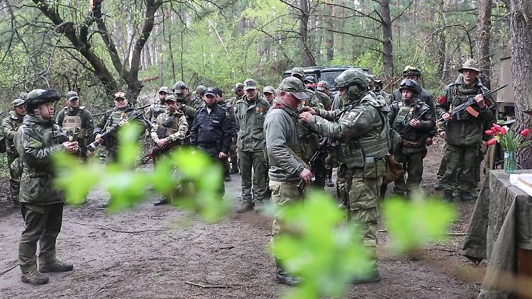 Unterdessen verbreitet das russische Verteidigungsministerium Bilder von der Auszeichnung russischer Soldaten für Tapferkeit.
