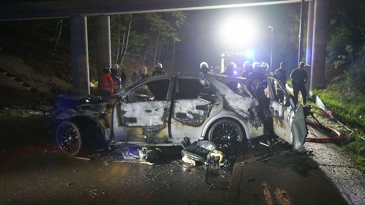 Das Fahrzeug brannte nach dem Aufprall vollständig aus, wie die Polizei mitteilte.