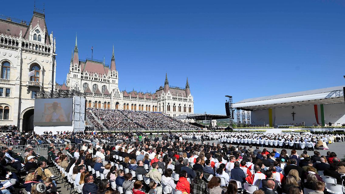 Zehntausende nahmen an der Messe teil.