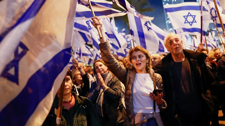 In Tel Aviv gingen am Abend rund 200.000 Menschen auf die Straße, um gegen das umstrittene Vorhaben zu protestieren.