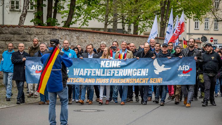 An der AfD-Kundgebung mit der Co-Parteivorsitzenden Alice Weidel und dem Thüringer Landeschef Björn Höcke nahmen laut Polizei etwa 1100 Menschen teil.