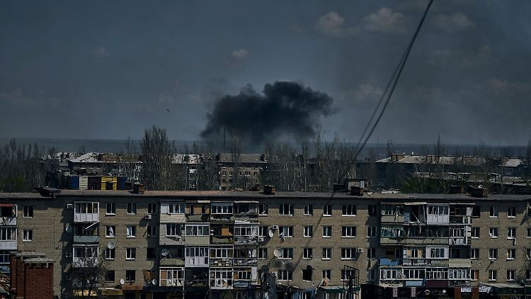 Rauch über dem zerstörten Bachmut - seit Monaten rennen russische Truppen gegen die ukrainischen Verteidiger an.