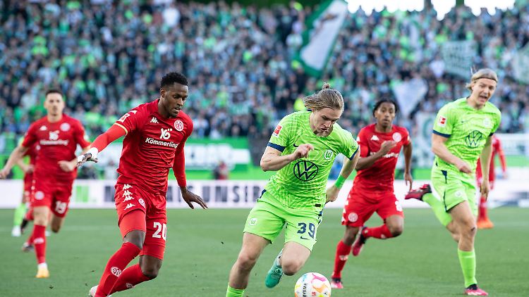 Wolfsburg, hier Patrick Wimmer, war immer etwas schneller als Mainz.