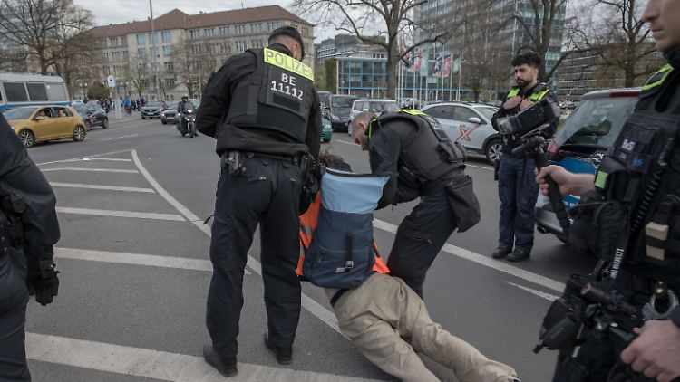 Was verhältnismäßig ist, müssen die Beamten vor Ort im Einzelfall entscheiden.