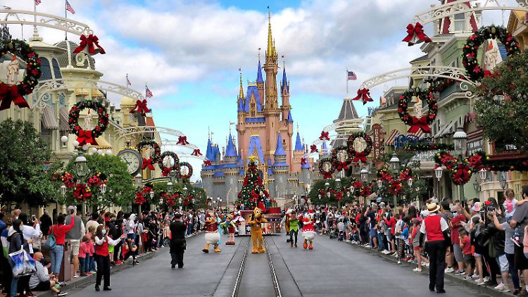 Seit Monaten eskaliert der Streit zwischen dem Unterhaltungskonzern Disney und Floridas Gouverneur Ron DeSantis.