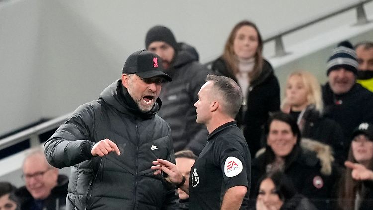 Jürgen Klopp und Paul Tierney haben "eine Vorgeschichte". Auch im Dezember 2021 hatte man schon einiges zu besprechen.