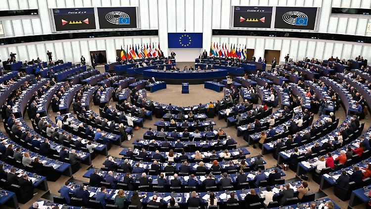 Entscheidung über die Zusammensetzung des EU-Parlaments, nicht zur Führung der EU-Kommission: Dobrindt will keine Spitzenkandidaten mehr.
