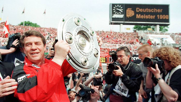 Otto Rehhagel feiert mit der Meisterschale.