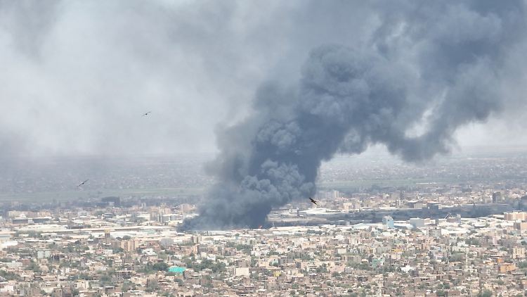 Drohnenaufnahmen zeigen dichten Rauch, der von Bränden in der Nähe der sudanesischen Hauptstadt Khartum aufsteigt.